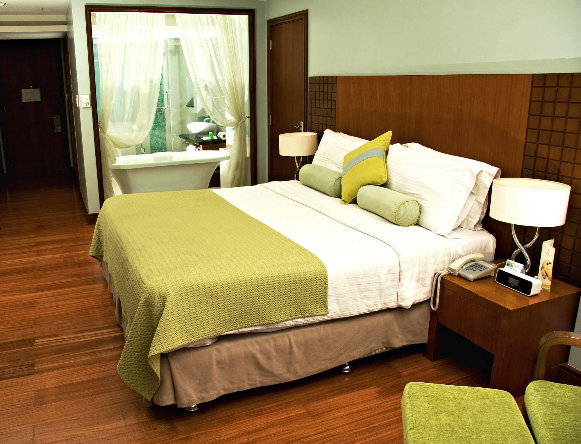 The Lighthouse Marina Resort Olongapo Exteriér fotografie